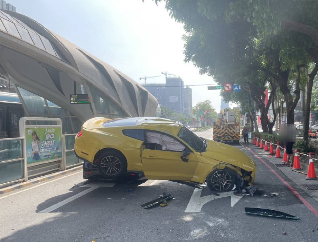 台中「福特野馬」出事了！　自撞人行道及兩輛機車翻覆