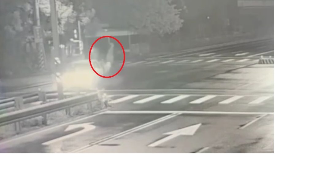 撞擊畫面曝光！花蓮機車騎士酒駕被自小客車撞飛　全身多處受傷送醫