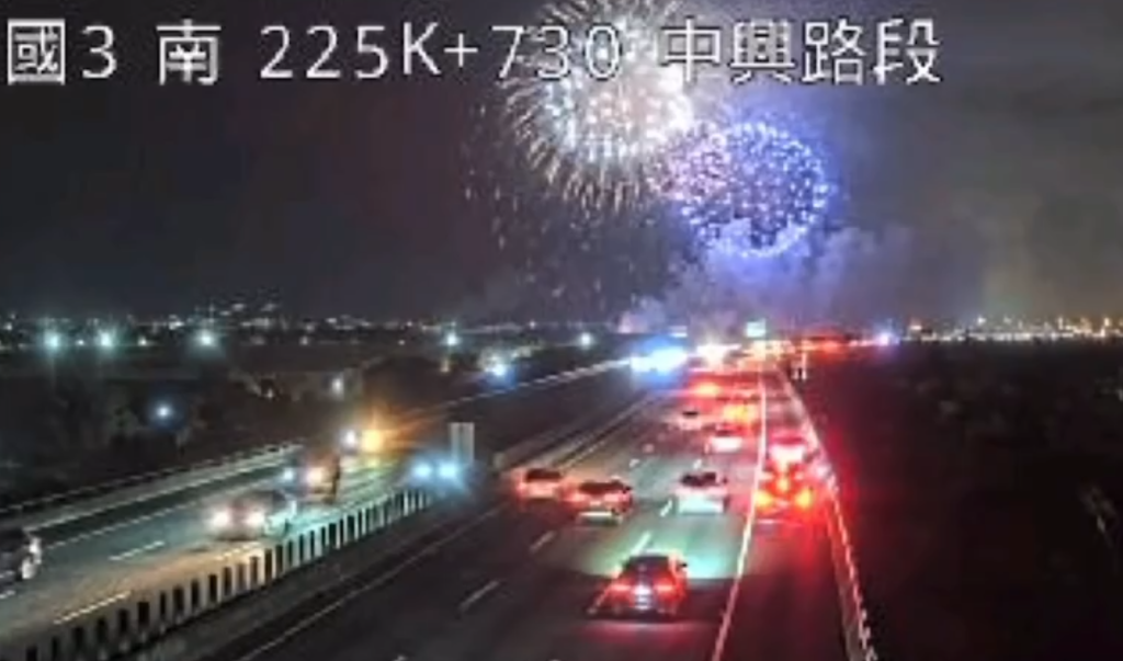 國道3號路肩停車看煙火！　國道警方勸離