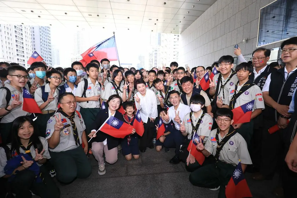 中市府國慶升旗2.3萬人次擠爆府前廣場、紀念物秒殺 盧市長：七年辛勤耕耘迎市政豐收