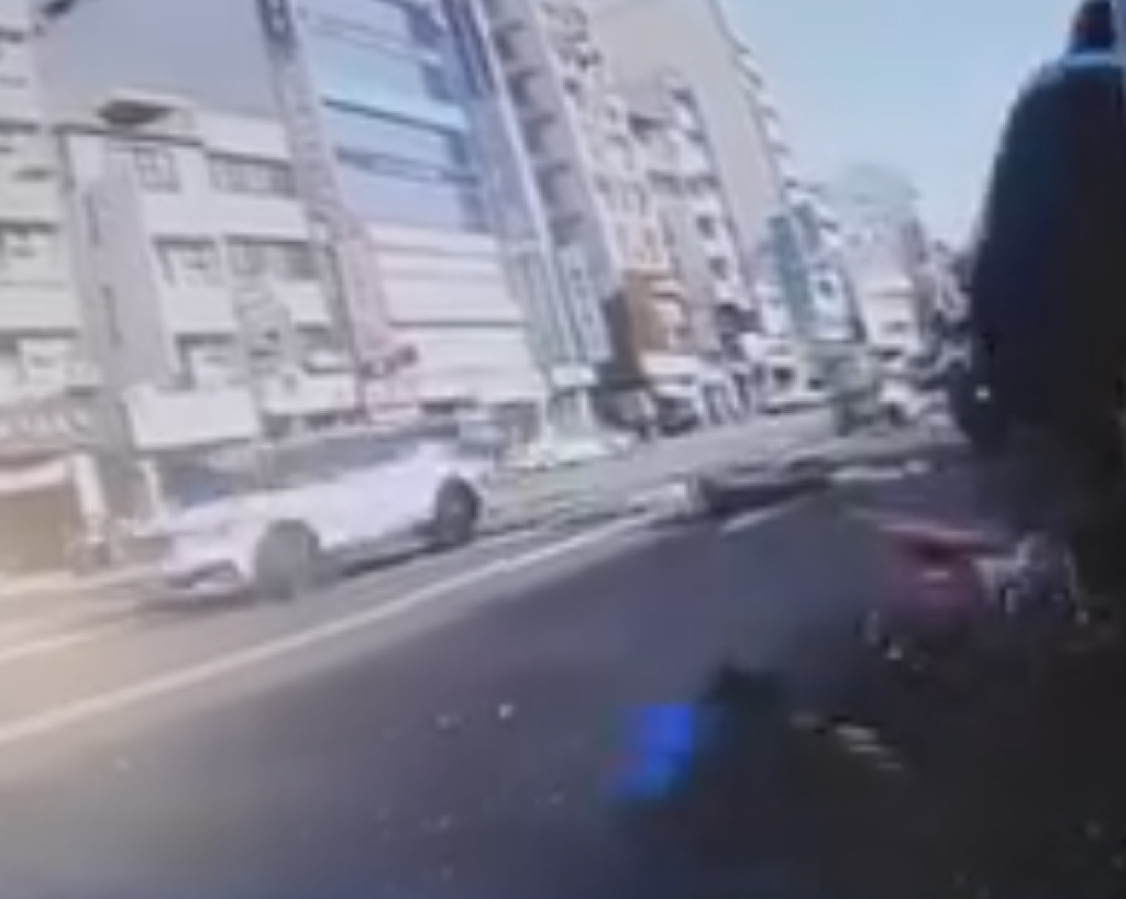 驚險！台中機車騎士連人帶車被撞倒滑行　路人險被掃到「差一點腳都沒了」