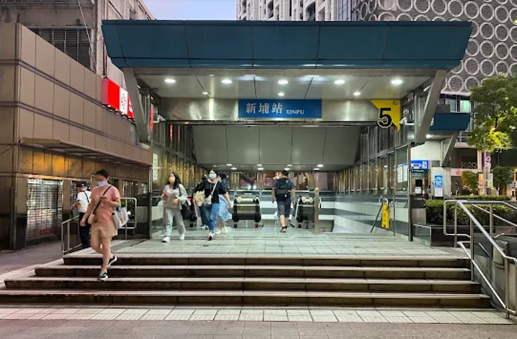 塑膠鞋闖禍！　新埔站捷運站電扶梯卡住4人摔倒受傷