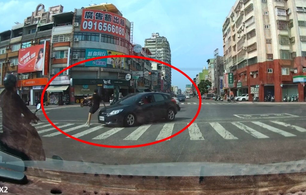 過馬路低頭滑手機　高雄小港男子險被左轉轎車撞上.