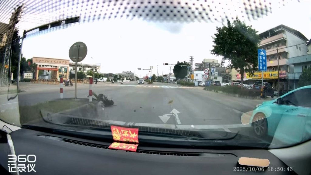 影／重機騎士「死亡搖擺」！摔車滑行猛撞分隔島當場亡　影片陸網瘋傳