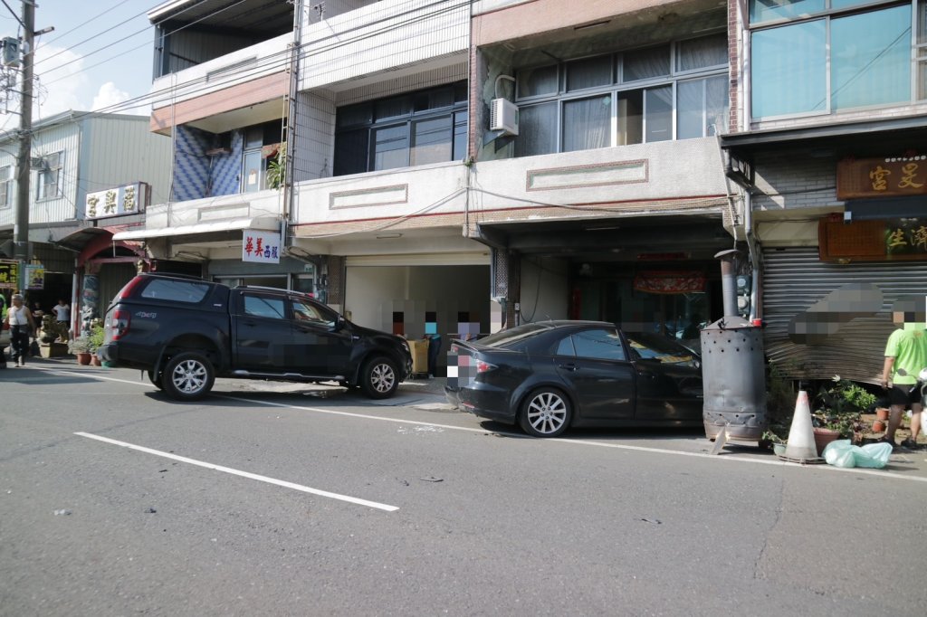影/嘉義台18線兩車擦撞 竟雙雙滑進民宅前 2駕駛受傷送醫