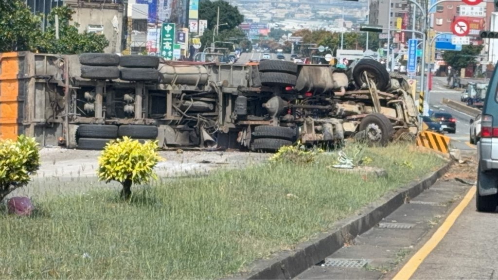 更新撞擊影片/沙鹿區向上路砂石車逆向自撞翻覆波及轎車 駕駛受傷