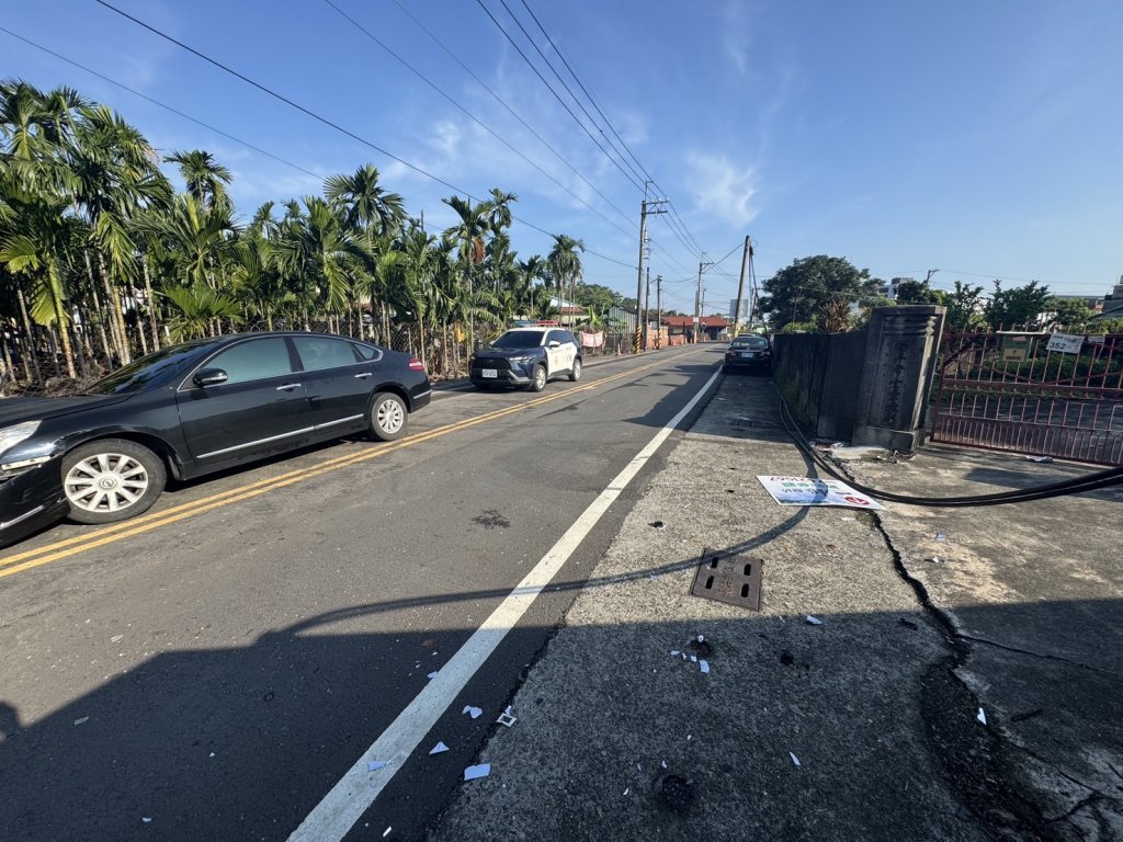 酒駕? 毒駕? 轎車凌晨自撞電桿　駕駛人「神隱」棄車逃逸警急追ing