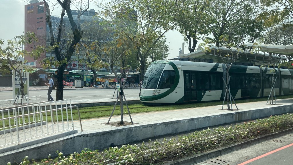 快訊／搭車注意！高雄輕軌「列車異常」緊急變更運轉模式