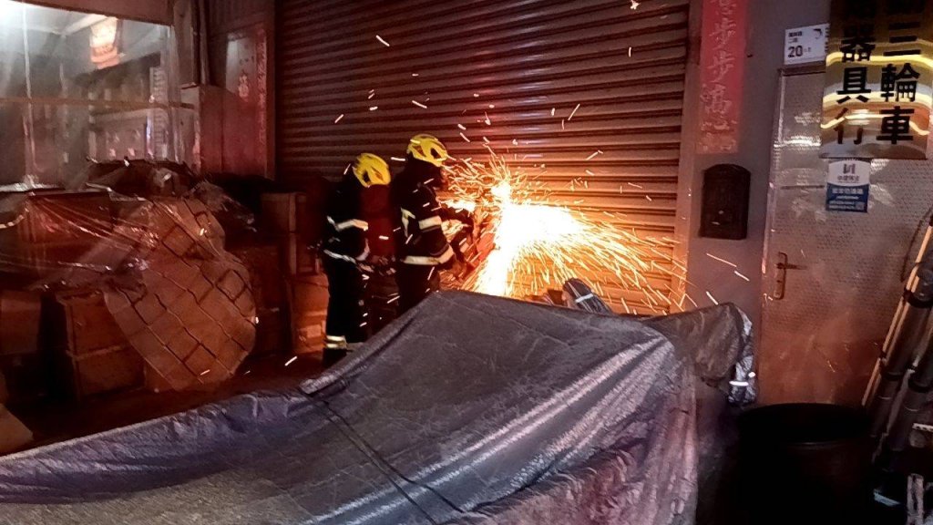 東港五金百貨倉庫突爆火光！消防搶救 濃煙竄天畫面驚人