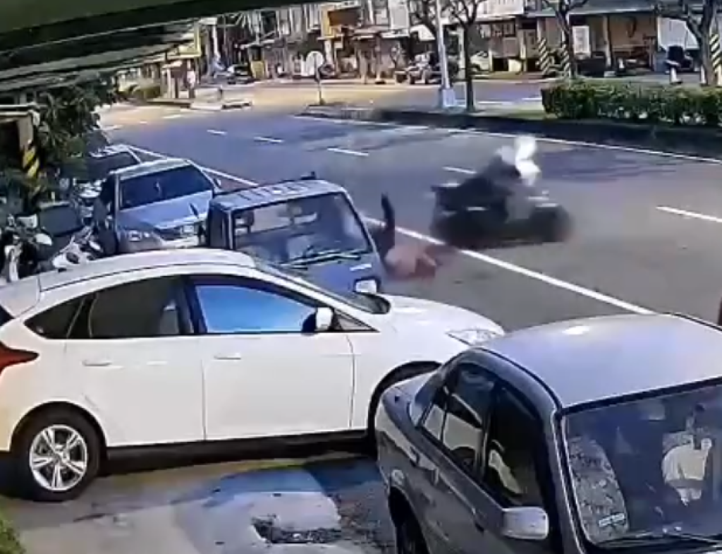 撞擊畫面曝光！竹南機車追撞腳踏車　婦人頭部重傷送醫