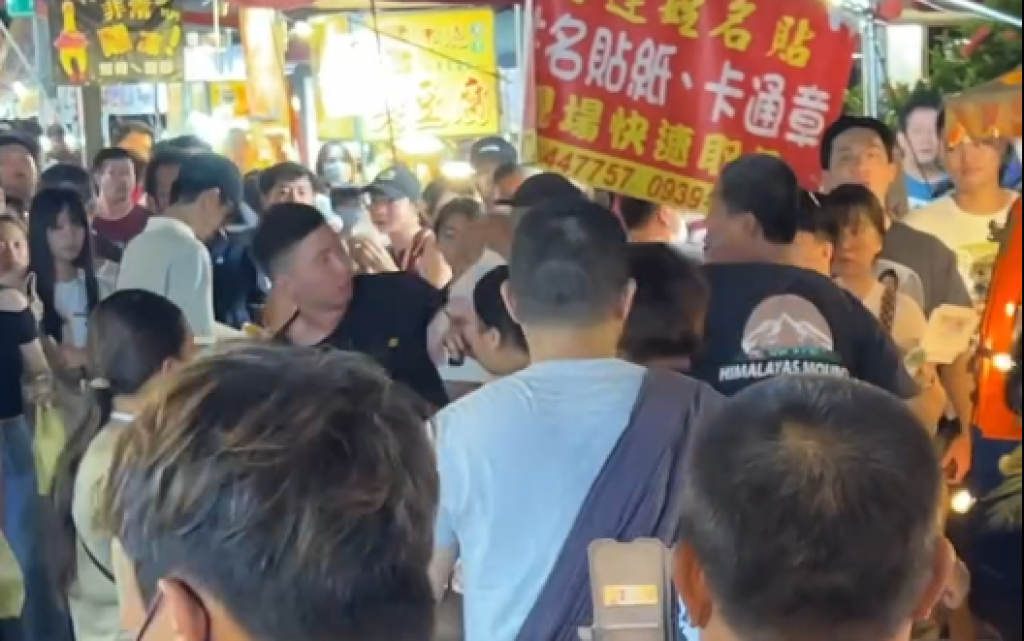 影/左營萬年季擂台賽!一個嗆兩個「演變成2打1」 攤販前大亂鬥