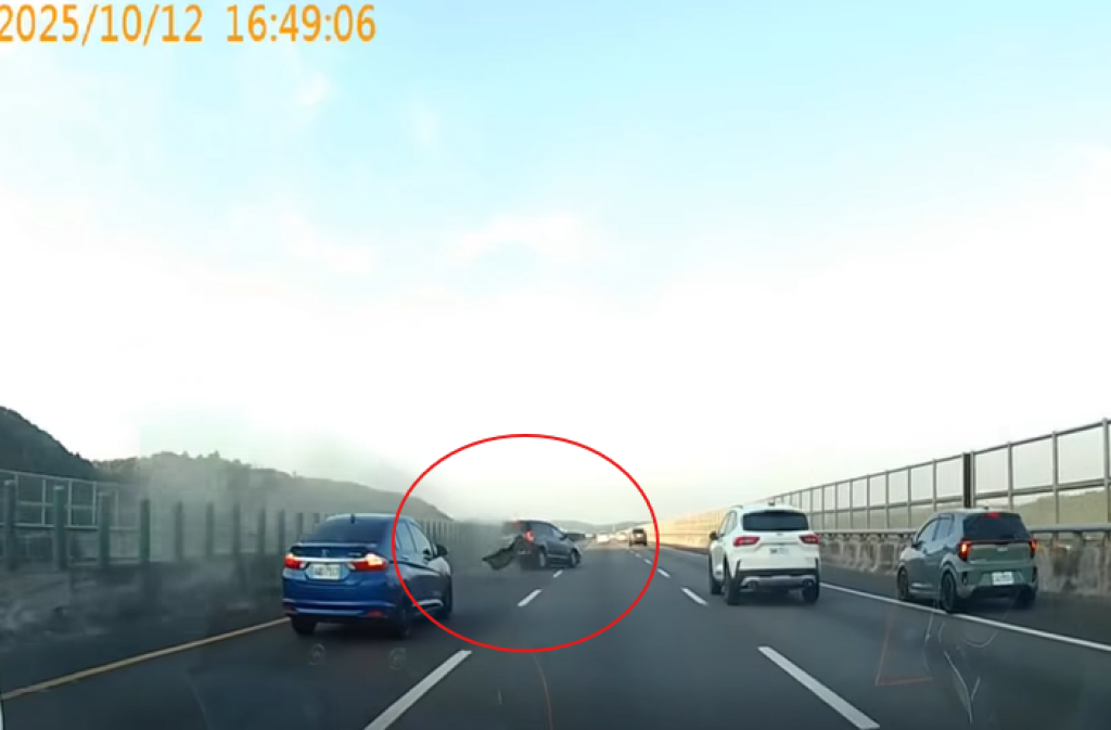 國道驚險瞬間！白車疑疲勞駕駛突切內線　藍車閃避不及猛撞護欄