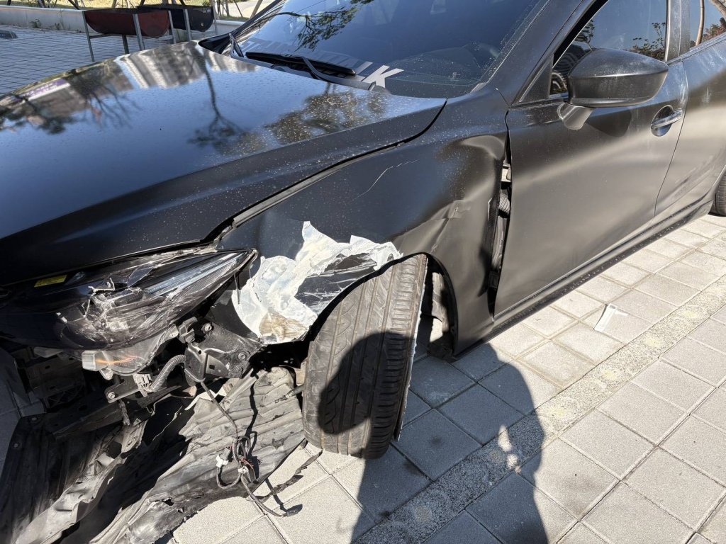 桃園追逐！違停駕駛拒檢狂飆逃逸　失控撞民宅後棄車落跑