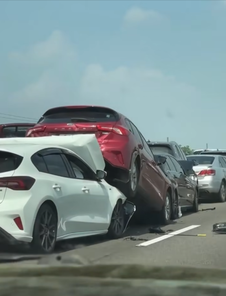 國道連環撞！六車疊疊樂 形成長長「車形蜈蚣」