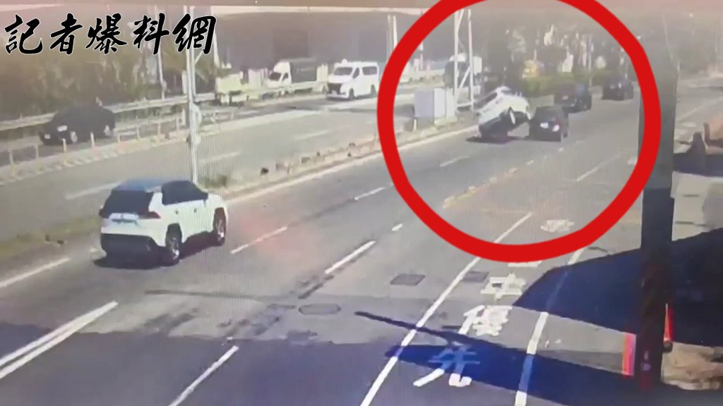 驚險一瞬間！桃園男變換車道不慎　轎車「騎上」鄰車