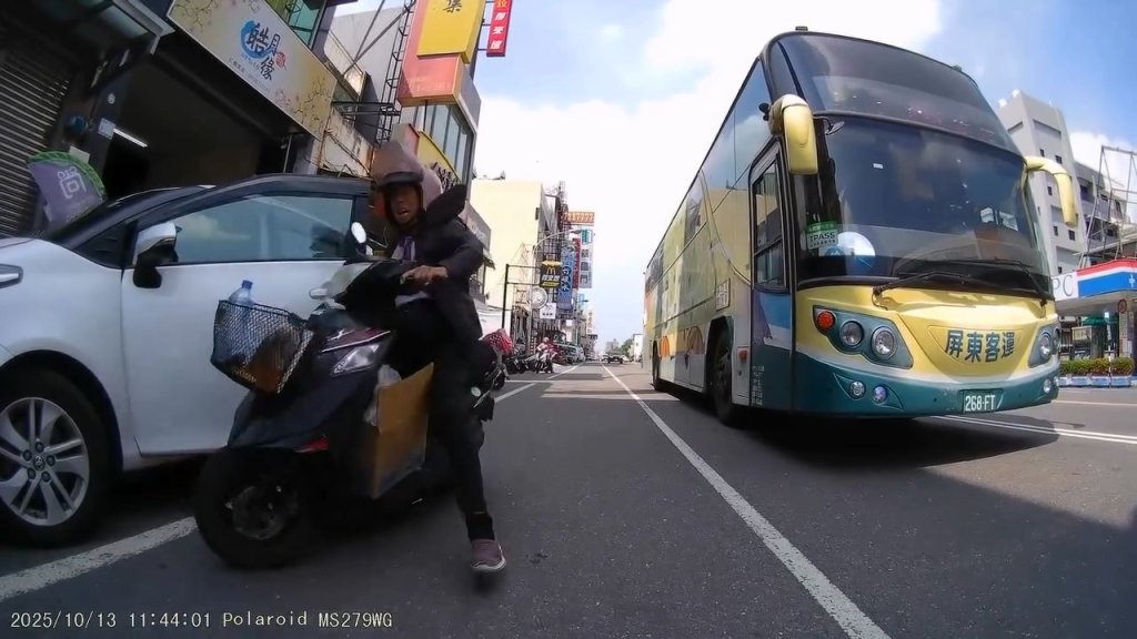 影／駕駛開車門擊落騎士！下車幫扶問「騎車沒在看衝這麼快」　目擊者嗆：自己開車門不看後面