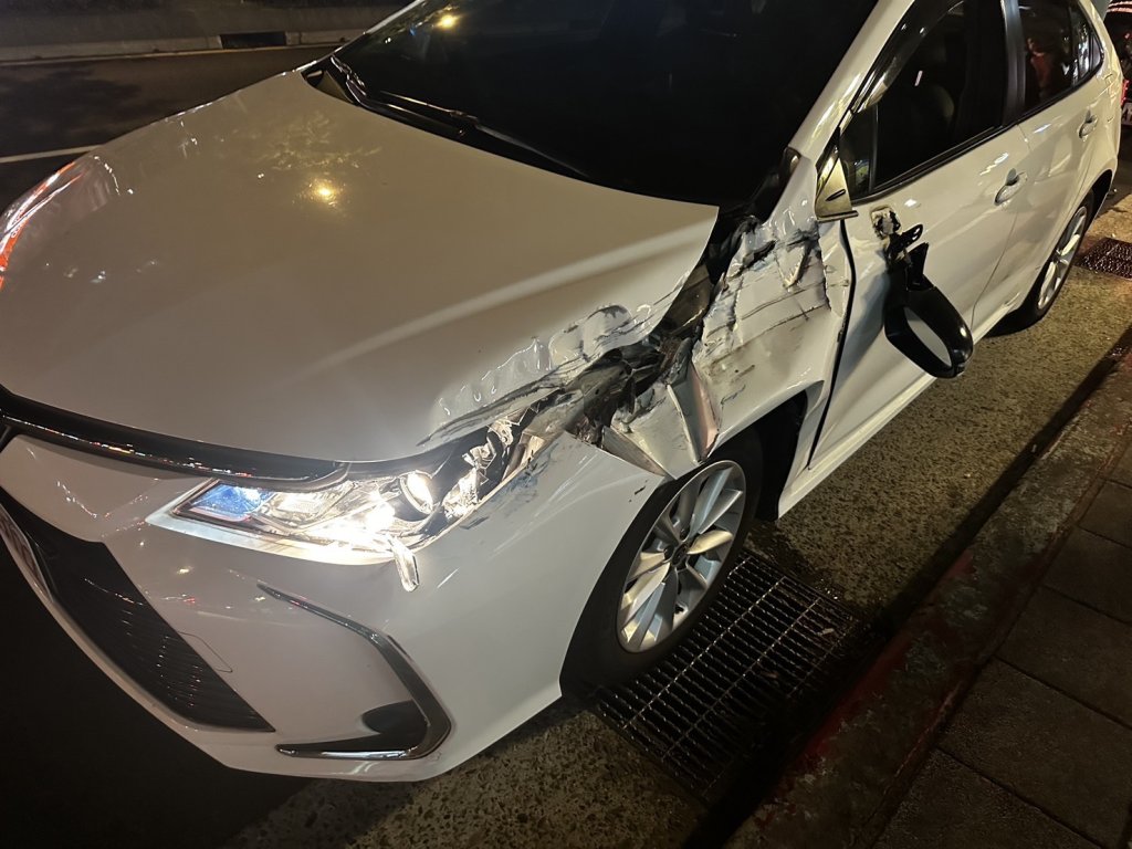 A柱死角釀禍？信義區小貨車等左轉被多元計程車追尾