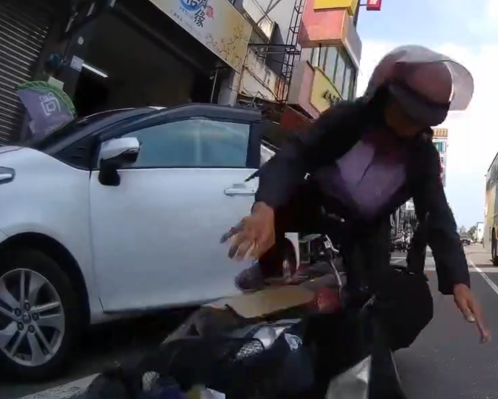 撞擊畫面曝光！　屏東自小客車駕駛開車門擊落機車騎士