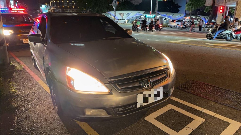 攔查註銷車輛拒檢逃逸撞5車　駕駛乘客棄車逃逸警鎖定對象追緝