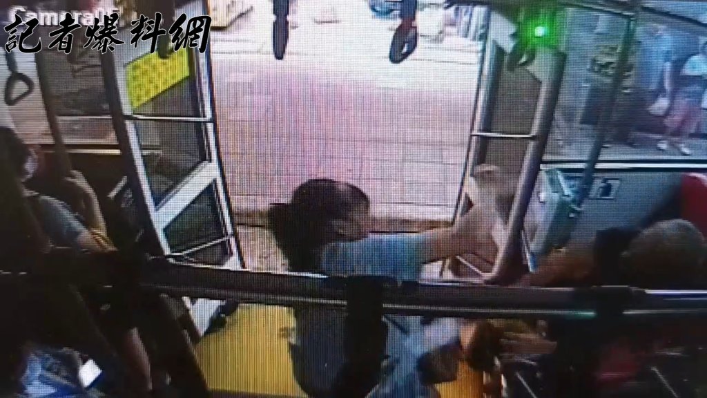 基隆公車全武行過程曝光！婦「淺拖仔」狂巴、老翁連環腳回踹