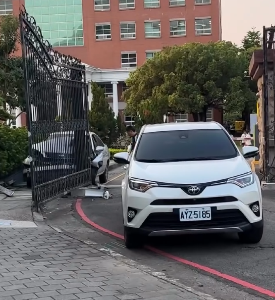誤踩油門肇事！亞大校門口追撞車禍　兩車及學校鐵門、監視器毀損