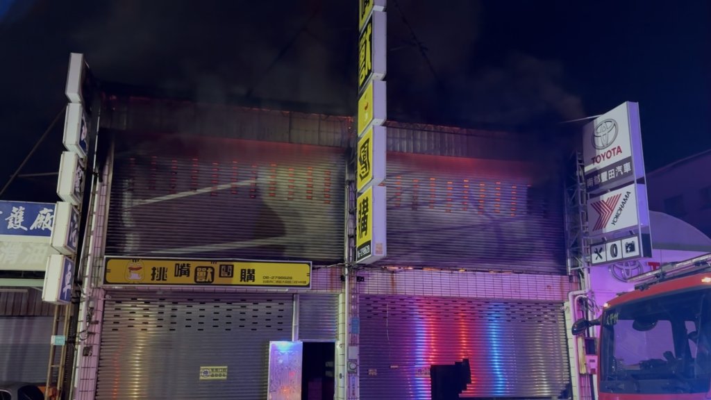 快訊／台南仁德鐵皮建物火警！惡火延燒 消防射水搶救