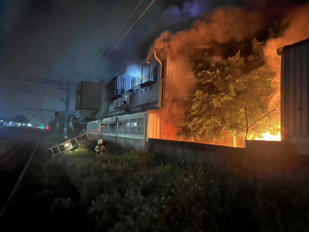 快訊／台南汽修廠火警！團購店遭波及「全面燃燒」　消防射水搶救