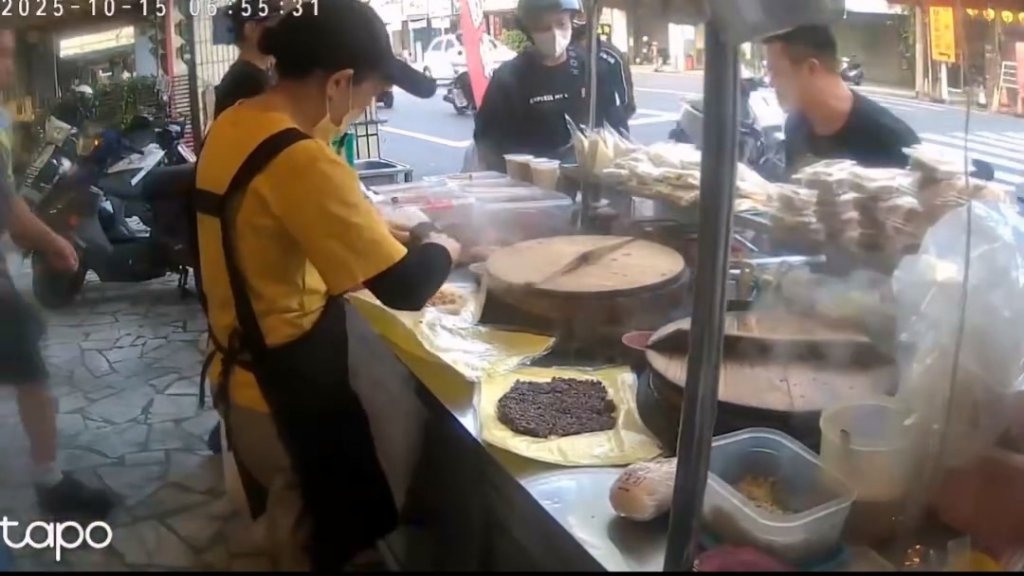 影／早餐攤遇奧客！嫌太慢棄單又回頭飆罵「打破玻璃隔板」　店家怒PO監視器