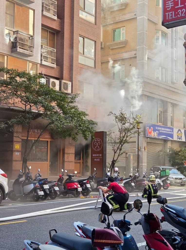 桃園蘆竹早午餐店驚傳氣爆！疑換瓦斯失誤釀火警　老翁燒燙傷送醫搶救