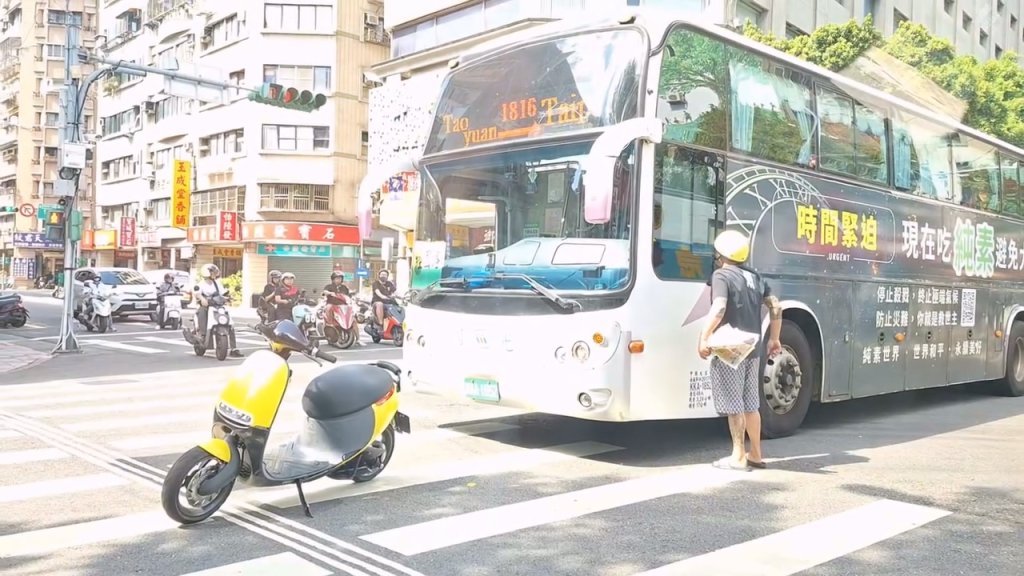 影／行車糾紛？騎士擋客運「拿安全帽敲車窗」　路過民眾拍下PO網