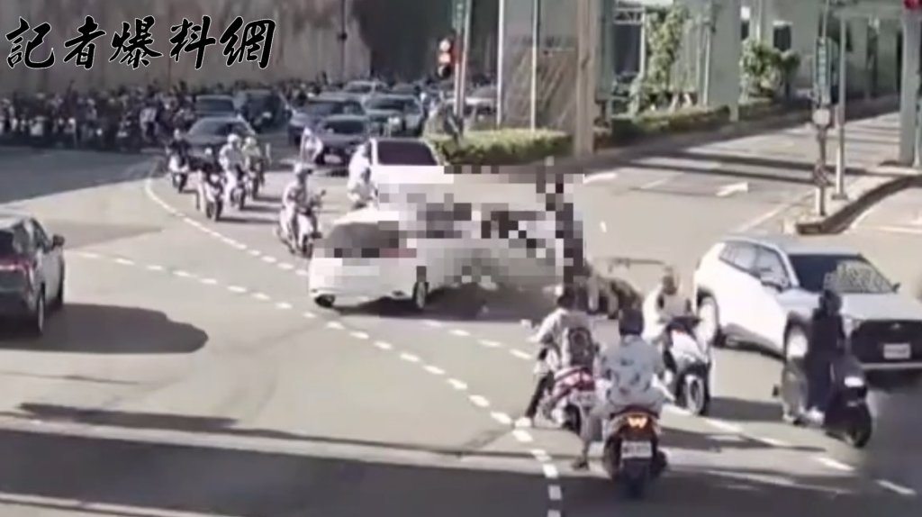 太扯!三重女闖紅燈狠撞2機車 還前行近50公尺才停下