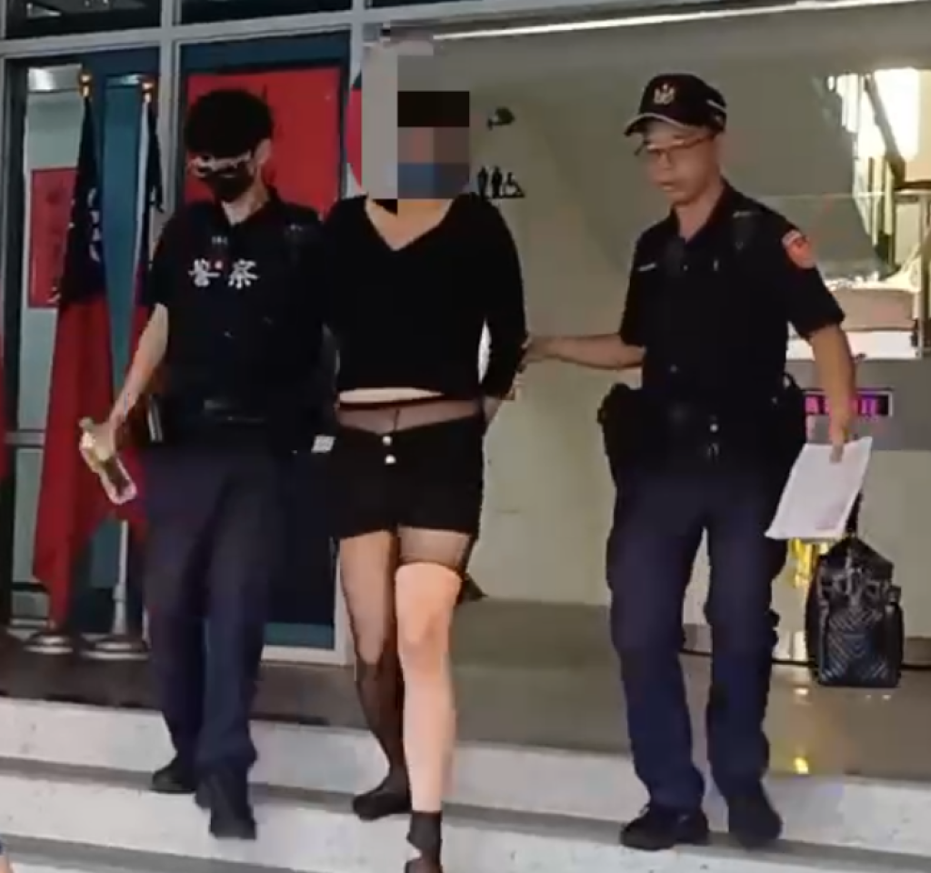 穿中空上衣短裙胸罩內塞衛生紙 通緝犯男扮女裝逃亡6年多付不出小黃車資露餡落網