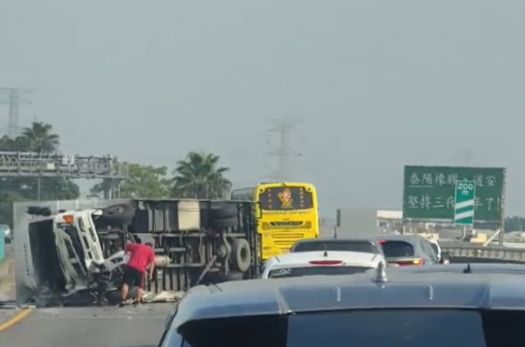國道3號兩貨車相撞！-大貨車翻覆小貨車撞爛