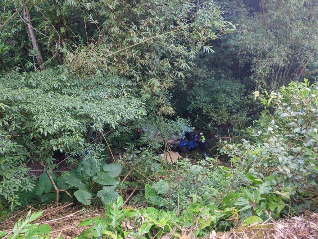 坪林7旬老農採完茶返家 疑路面高低差小貨車爆衝墜4層樓深山谷