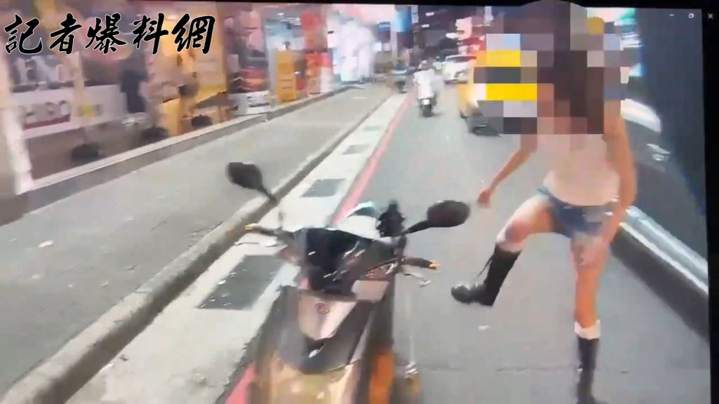 逆向還闖紅燈！板橋女騎士遭攔查「暴走」踹倒機車　警搜出1物GG了