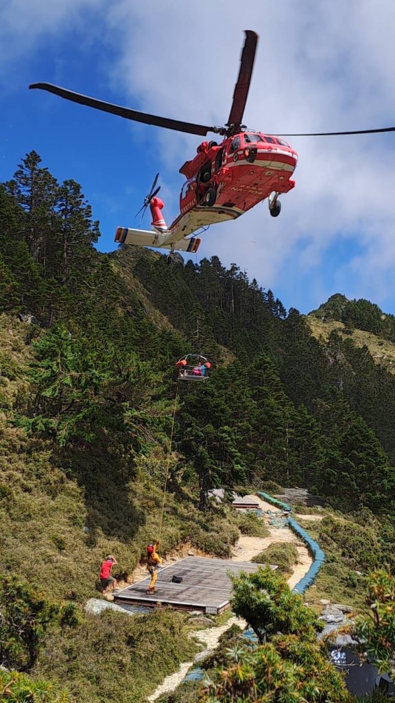 登嘉明湖突身體不適！55歲女登山客疑似高山症 直升機緊急吊掛送醫
