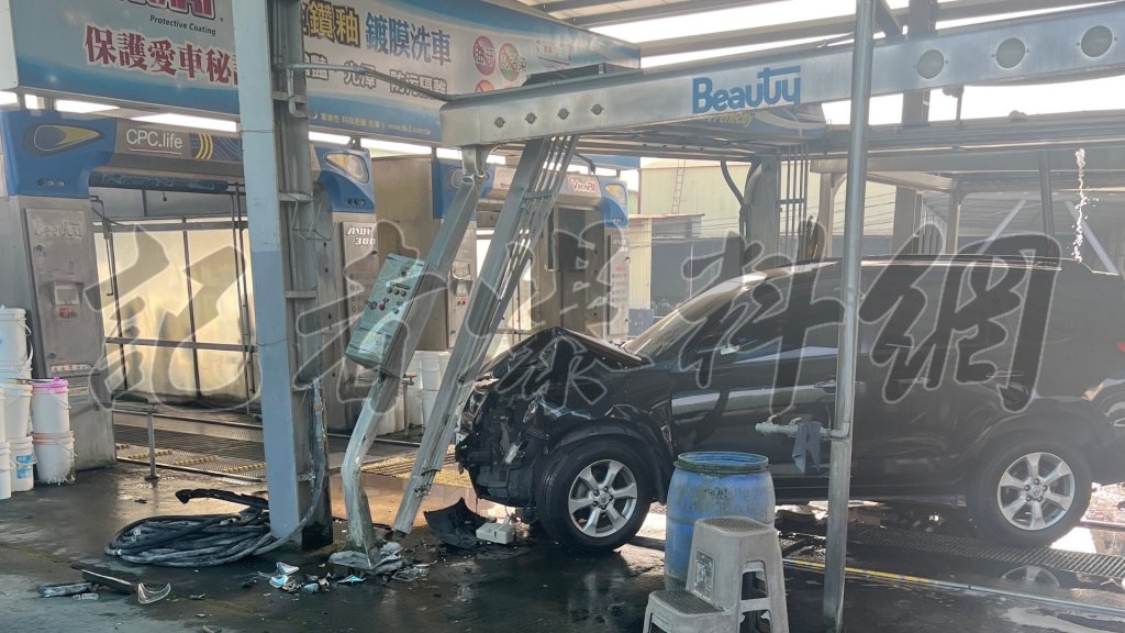 快訊／高雄驚悚事故！自小客暴衝撞洗車機「員工慘卡輪下」