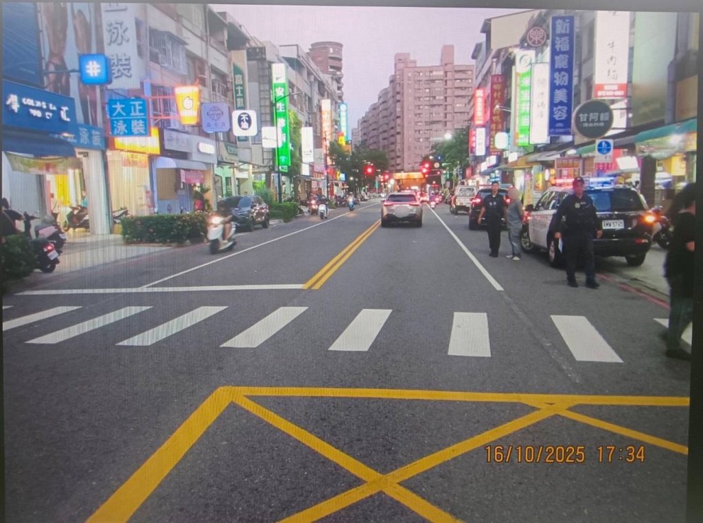 影/左營路口驚魂！17歲少女過馬路遭小貨車擦撞倒地 駕駛倒大楣了