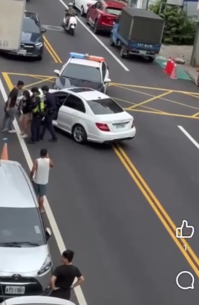 連續撞車畫面曝光！埔里女子疑服用安眠藥駕車連續衝撞　 員警攔車逮人