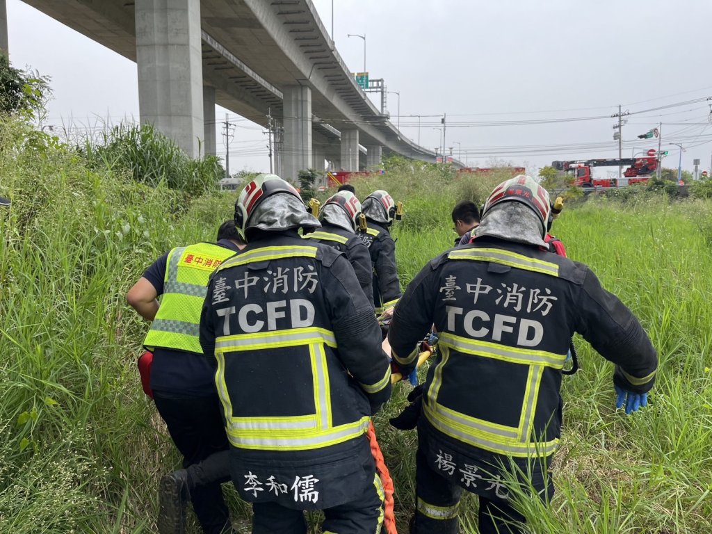 國道4號離奇事故!- 女子騎機車闖入從高架墜落意識不清送醫