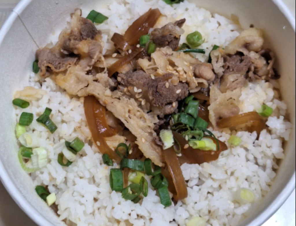 影／叫外送丼飯「這肉量賣173元」　民眾傻眼：是快打烊才這麼少嗎