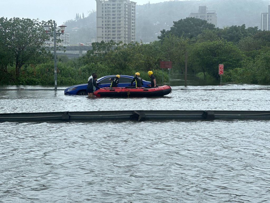 「風神」共伴效應雨彈強襲!小客車陷五股疏洪道積水 2人1犬受困