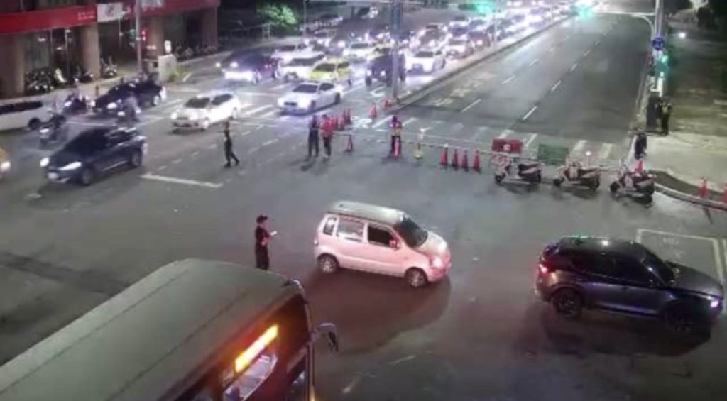 擾民！高雄中正路「封路鋪柏油」民眾塞1hr氣炸 救護車都受阻