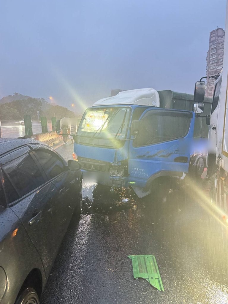 國道1號汐止路段死亡車禍！ 　下車擺設故障標誌遭撞死