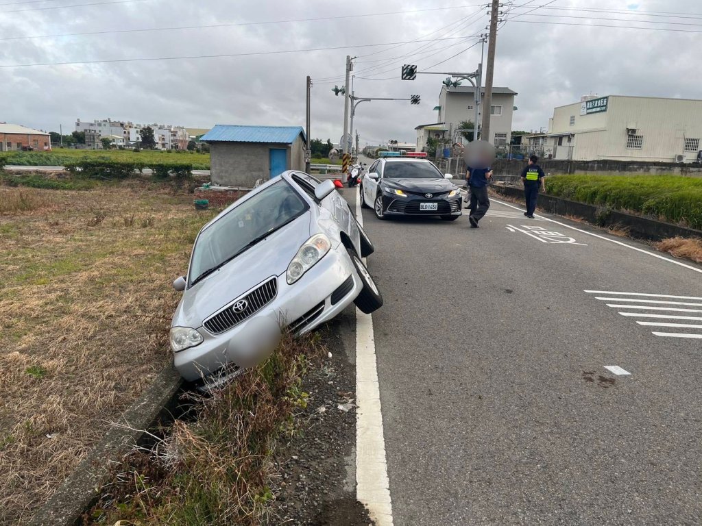 被強風吹進水溝？ 　苗栗男子駕車精神不濟輪陷水溝「刁車」