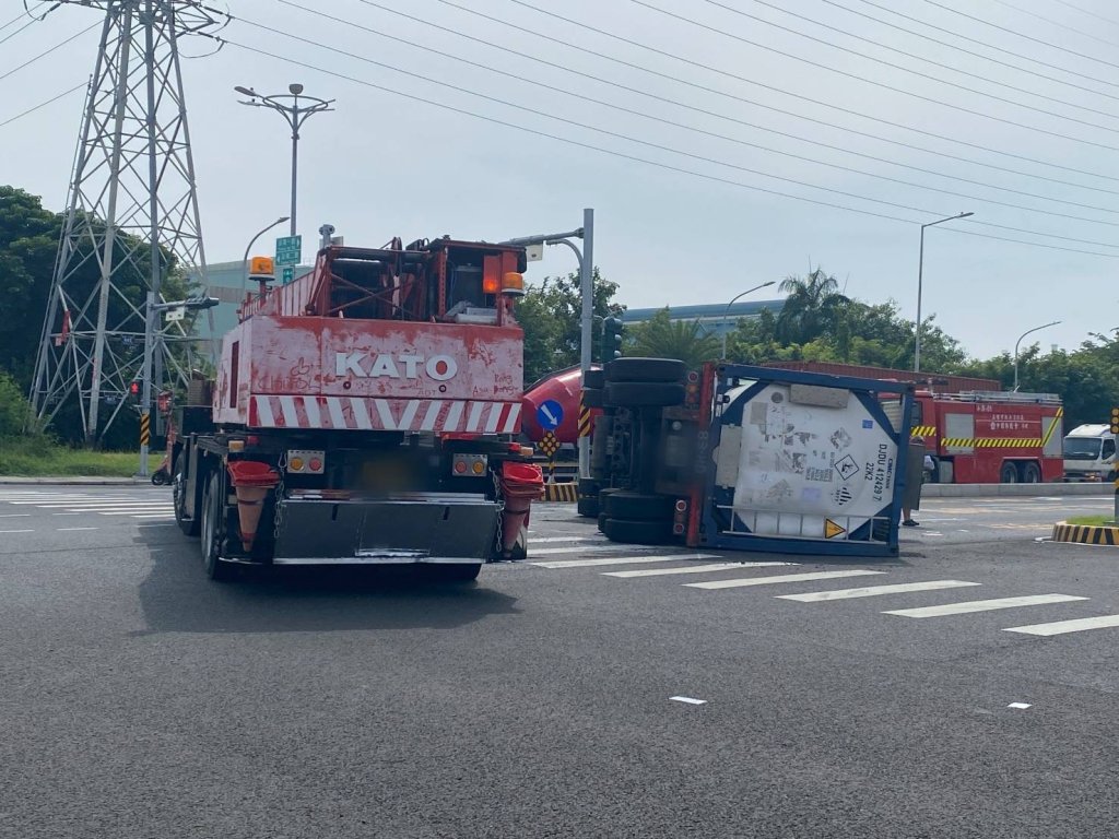 影/高雄驚險一瞬！49歲駕駛「左轉失控」大型車翻覆 嚇壞用路人