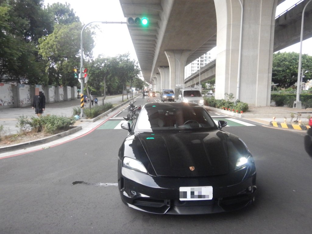 擦撞意外！機車男不慎撞上保時捷Taycan電動跑車