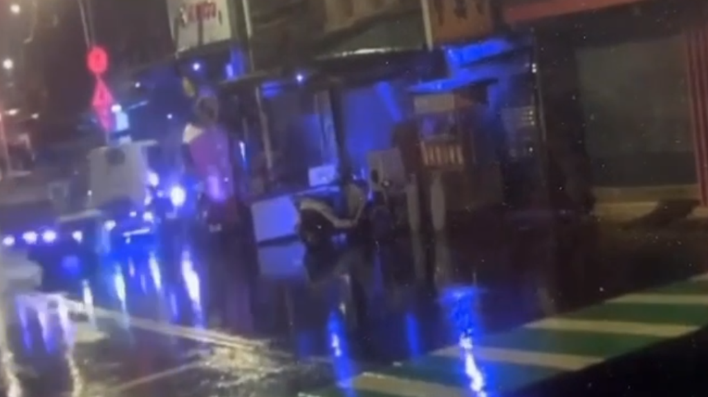 酒駕闖禍畫面曝光！三峽貨車撞11輛汽機車　店家鐵捲門攤車也遭殃