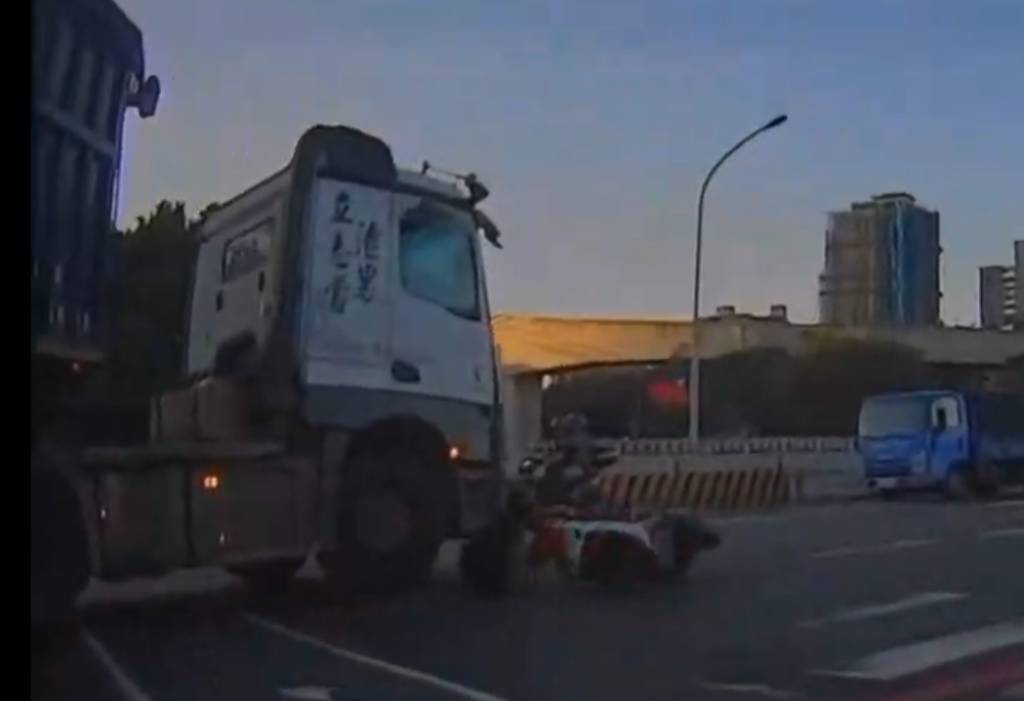 驚險畫面曝光！鶯歌機車騎士自摔成「人肉輪檔」　險遭大車輾過