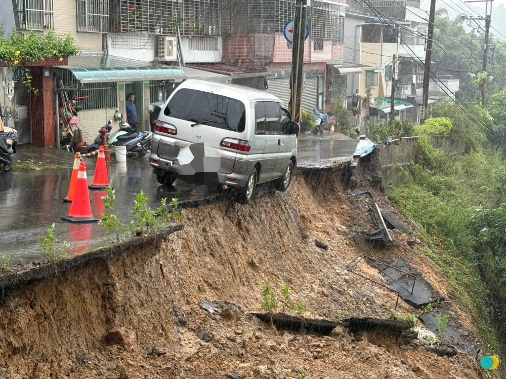 驚險！三峽道路邊坡土石崩塌　廂型車兩輪懸空